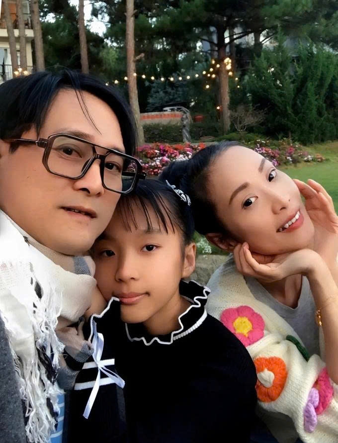 sao viet 5 12 Do thi ha khoe tay nghe chup anh cua chong thieu gia hinh anh 4