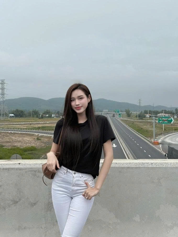 sao viet 5 12 Do thi ha khoe tay nghe chup anh cua chong thieu gia hinh anh 1
