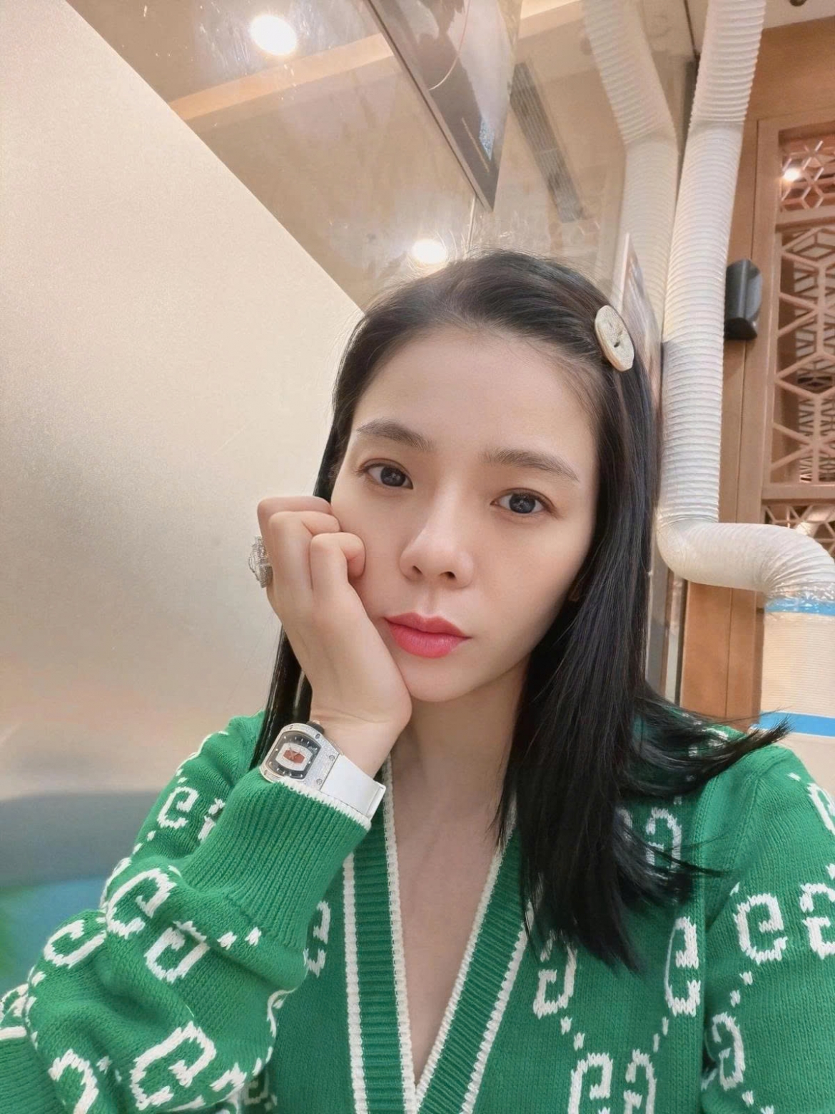 sao viet 5 12 Do thi ha khoe tay nghe chup anh cua chong thieu gia hinh anh 5