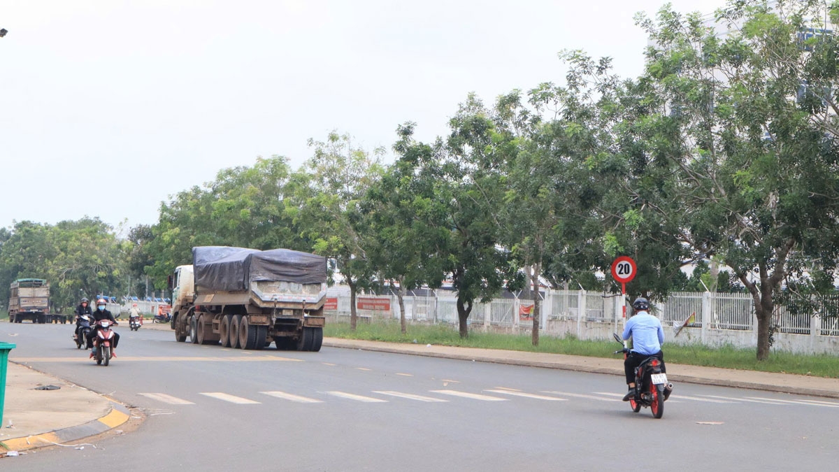 Yêu cầu tháo dỡ biển báo 20km/h gây khó cho tài xế trong KCN ở Đồng Nai