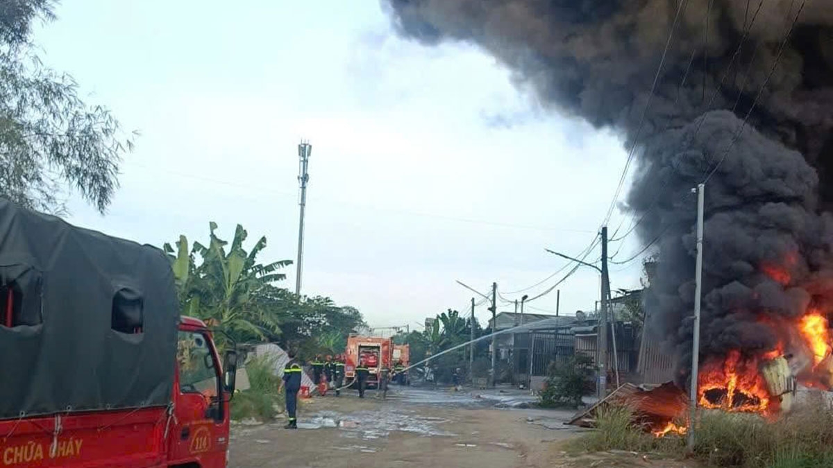 cháy lớn tại công ty gỗ rộng 1.000m ở tp.hcm hình ảnh 2 chay lon tai cong ty go rong 1.000m o tp.hcm hinh anh 2