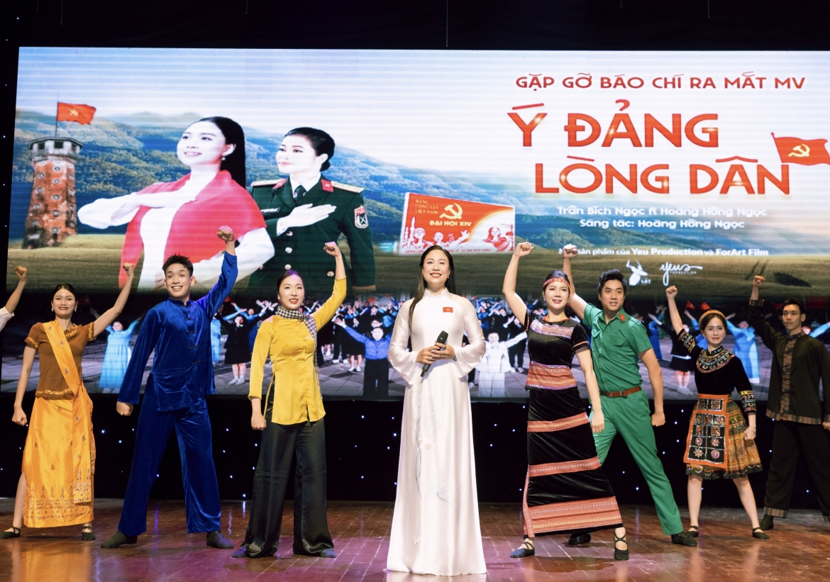 tran bich ngoc ra mat du an am nhac Y Dang long dan hinh anh 1