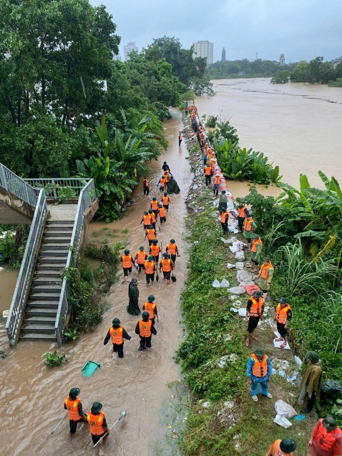 hinh anh an tuong nguoi linh trong long nguoi dan vung lu nam 2025 hinh anh 4
