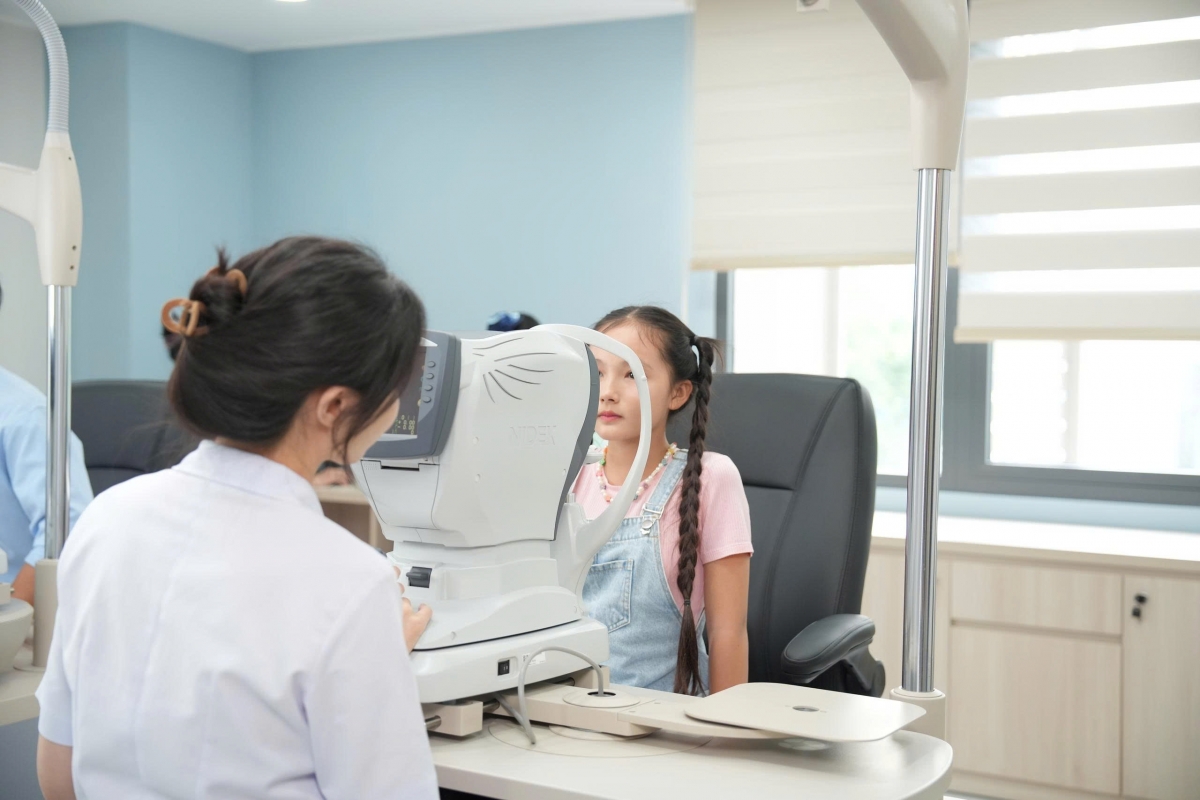Bác sĩ mách cách nhận biết sớm tật khúc xạ ở trẻ và cách điều trị kịp thời