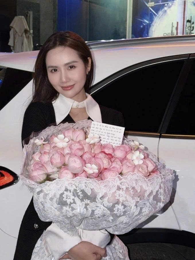 sao viet 1 1 diva hong nhung rang ngoi don nam moi 2026 hinh anh 2