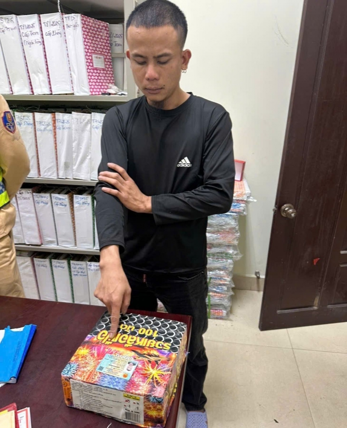 phat hien tai xe duong tinh ma tuy, tang tru phao hoa va hung khi trai phep hinh anh 1