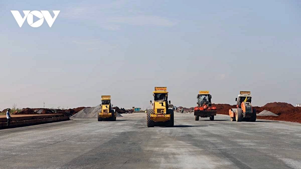work presses on under scorching sun at long thanh airport picture 1