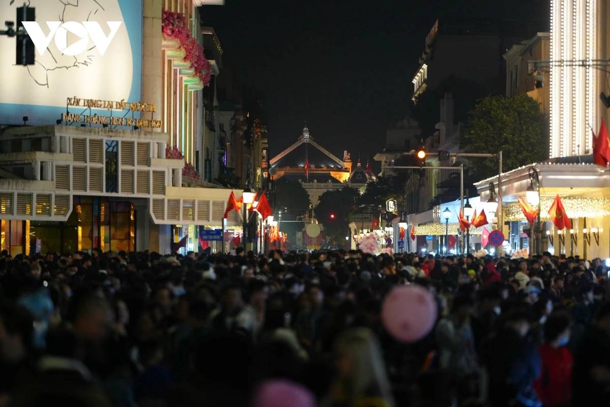 crowds fill vietnamese streets to ring in new year 2026 picture 1