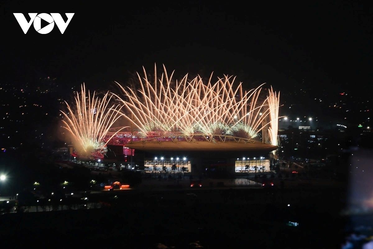 fireworks light up hanoi sky to celebrate national party congress success picture 1