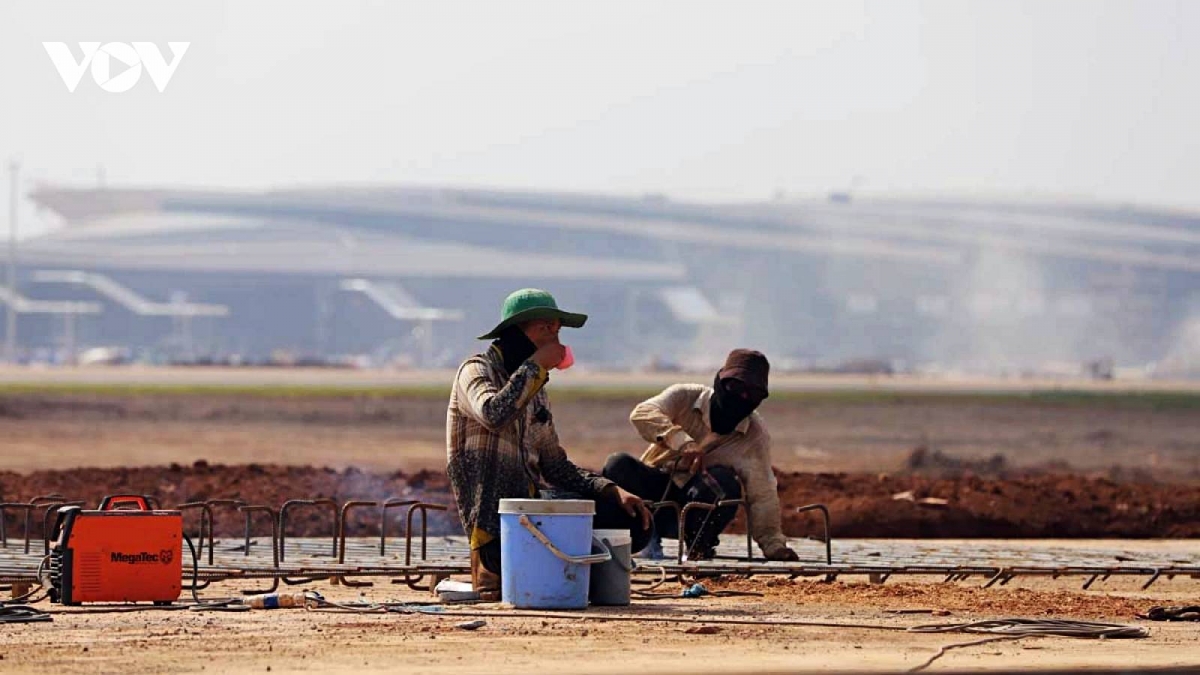 Work presses on under scorching sun at Long Thanh Airport