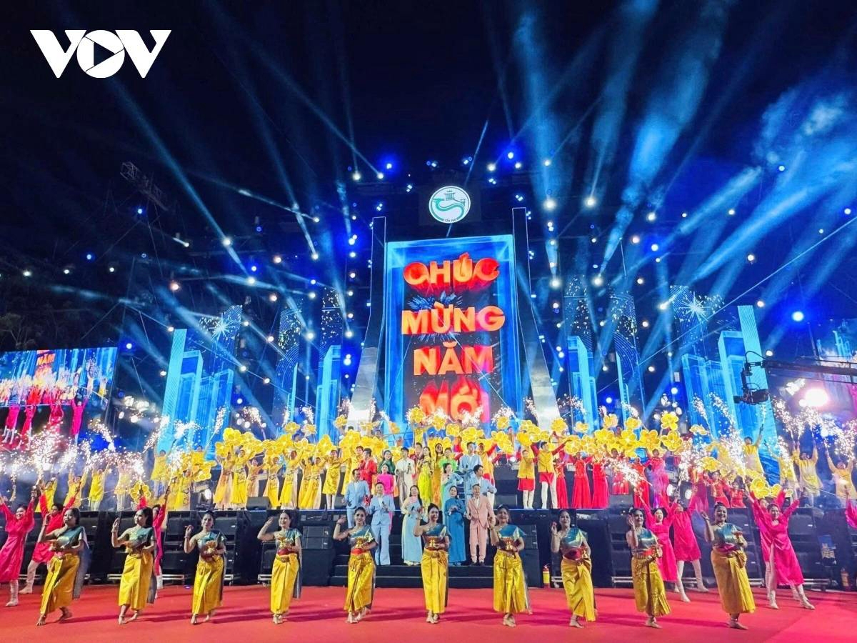 crowds fill vietnamese streets to ring in new year 2026 picture 11