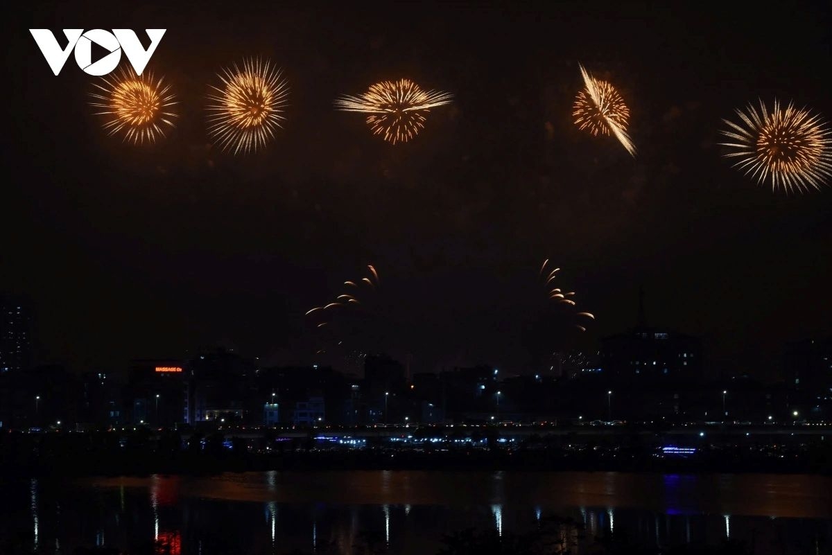 fireworks light up hanoi sky to celebrate national party congress success picture 11