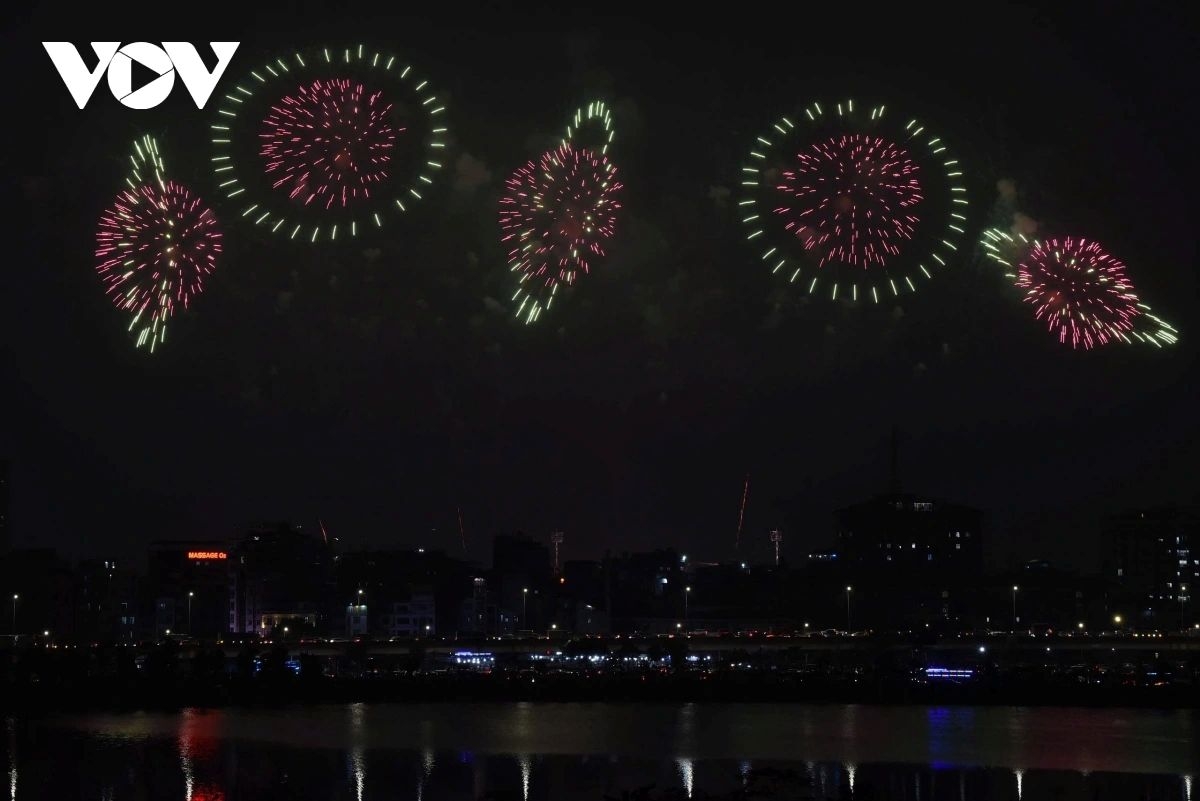 fireworks light up hanoi sky to celebrate national party congress success picture 12