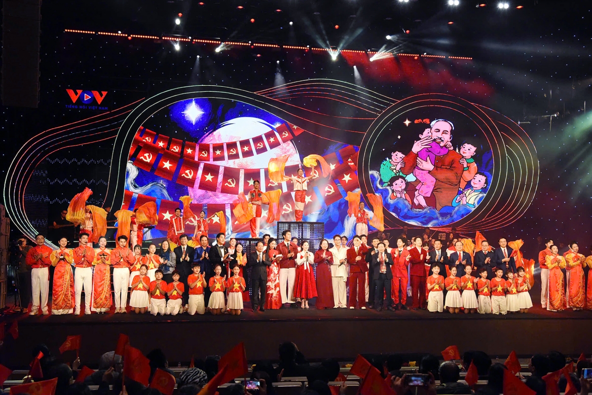 Toàn cảnh chương trình nghệ thuật "Với Đảng vẹn toàn niềm tin yêu" của VOV