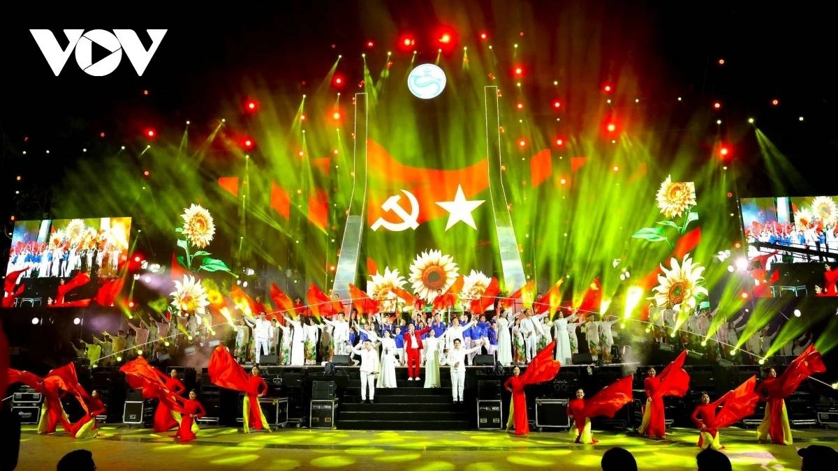 crowds fill vietnamese streets to ring in new year 2026 picture 13