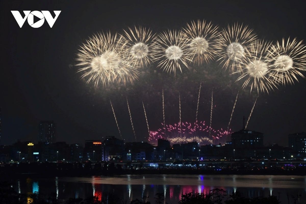 fireworks light up hanoi sky to celebrate national party congress success picture 13