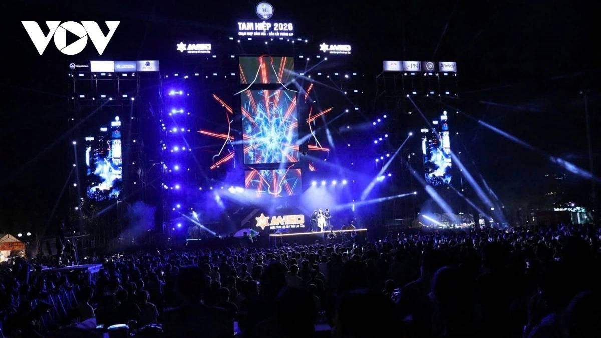 crowds fill vietnamese streets to ring in new year 2026 picture 14