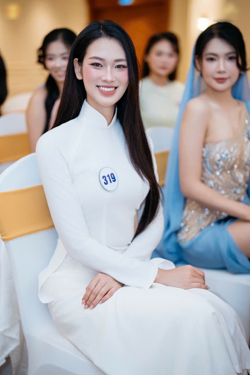 thi sinh hoa hau du lich viet nam gay chu y vi vua thi vua hoc thac si hinh anh 1