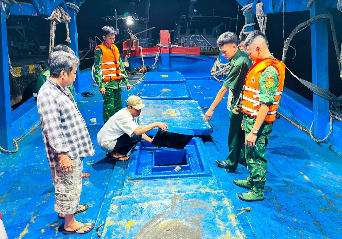 Biên phòng Cà Mau phát hiện tàu cá vận chuyển trái phép hơn 100.000 lít dầu