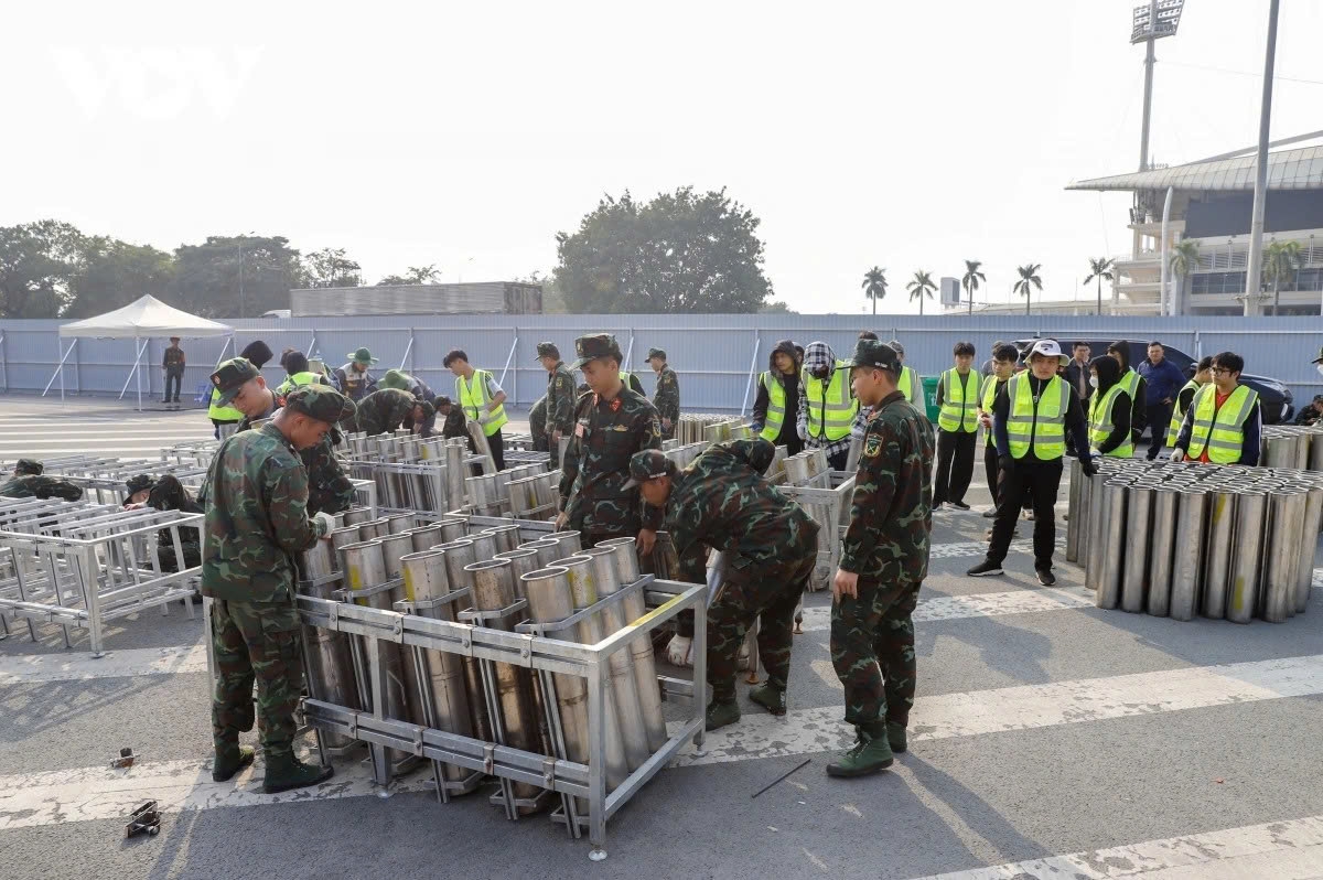 hanoi prepares fireworks display to mark 14th national party congress picture 2