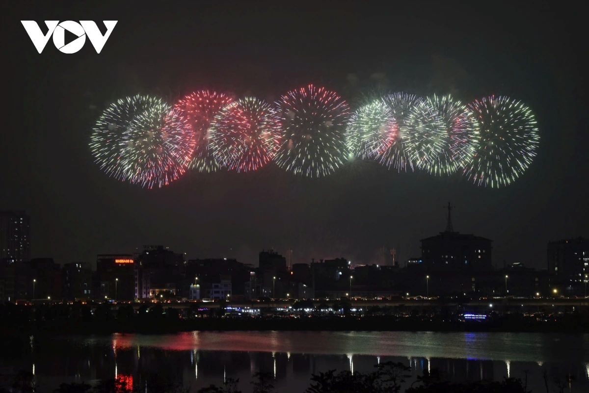 fireworks light up hanoi sky to celebrate national party congress success picture 3