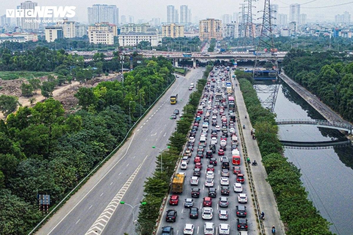 traffic built up as crowds return to capital city following new year break picture 3