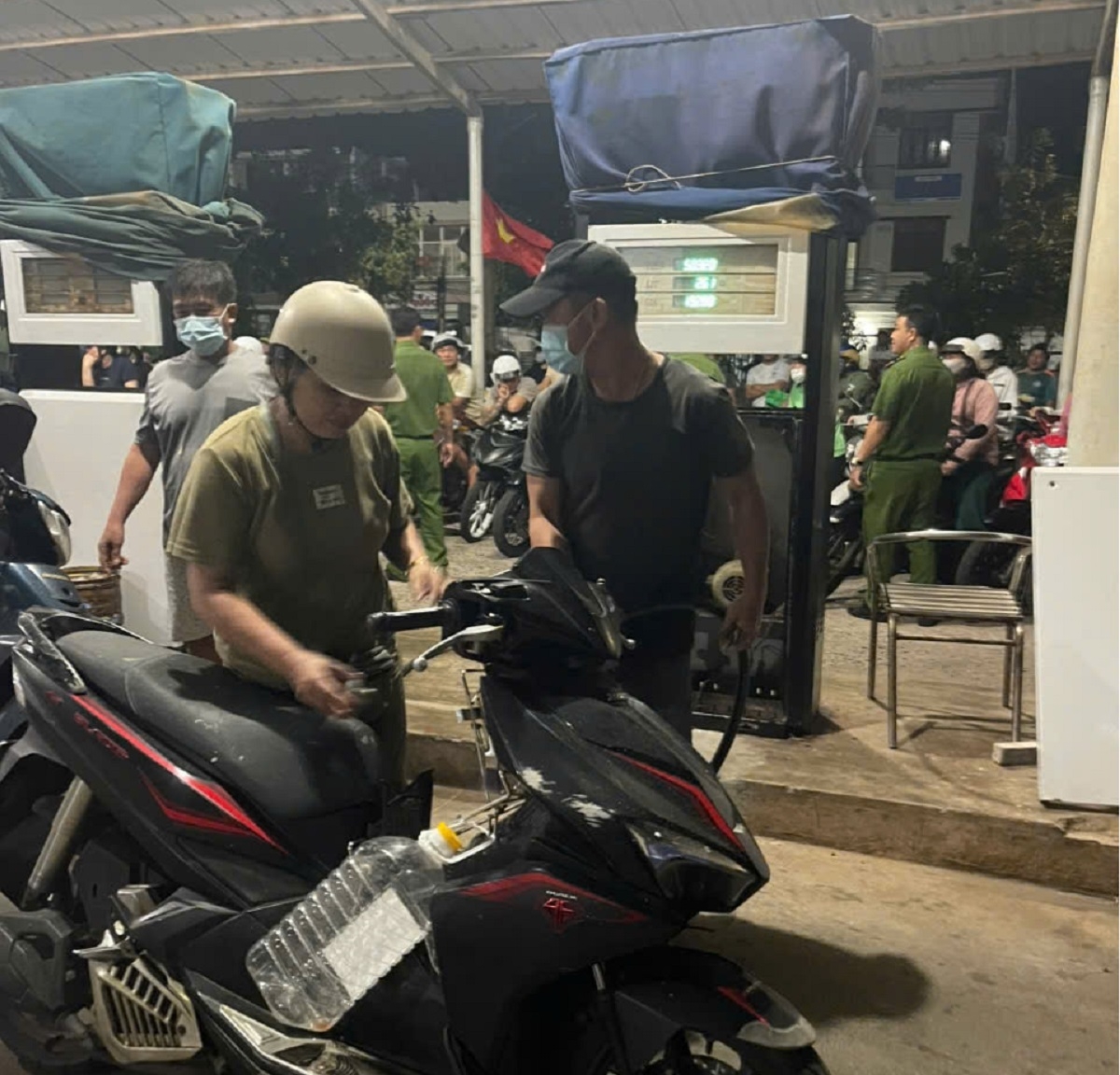 quan khu 7 se ho tro tam ung 29.000 lit xang cho Dac khu phu quy hinh anh 1