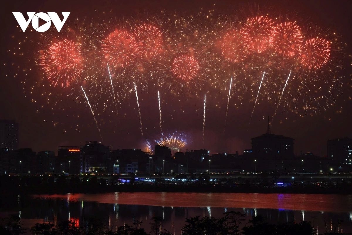 fireworks light up hanoi sky to celebrate national party congress success picture 4
