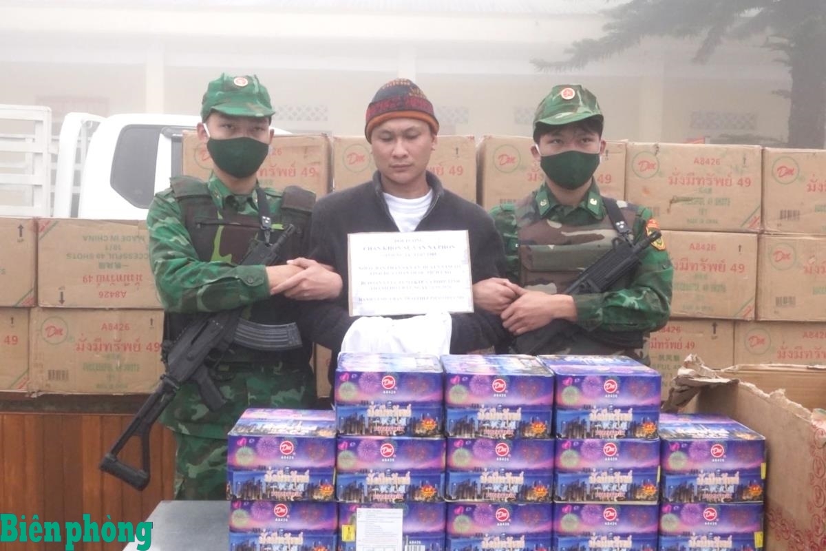 bat giu doi tuong nguoi lao van chuyen hon 1 tan phao hoa no qua bien gioi hinh anh 1