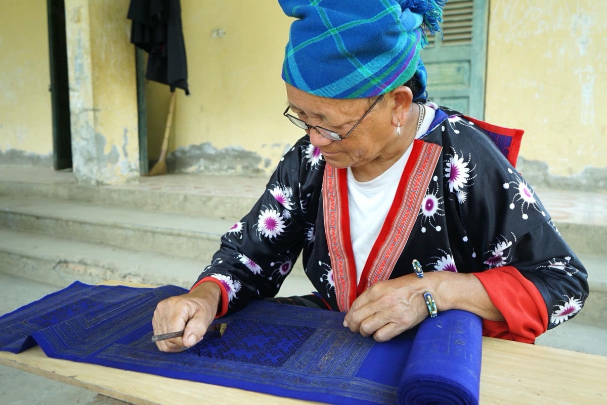 det tinh yeu van hoa dan toc tu nghe ve sap ong cua nguoi mong o Dien bien hinh anh 3