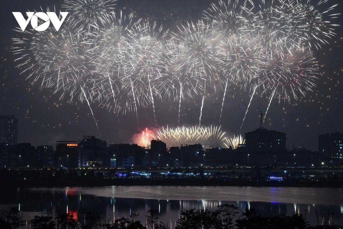 fireworks light up hanoi sky to celebrate national party congress success picture 5