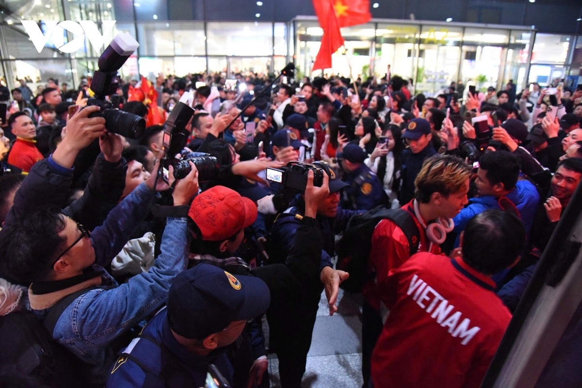 vietnam u23 welcomed home by fans after asian cup campaign picture 6