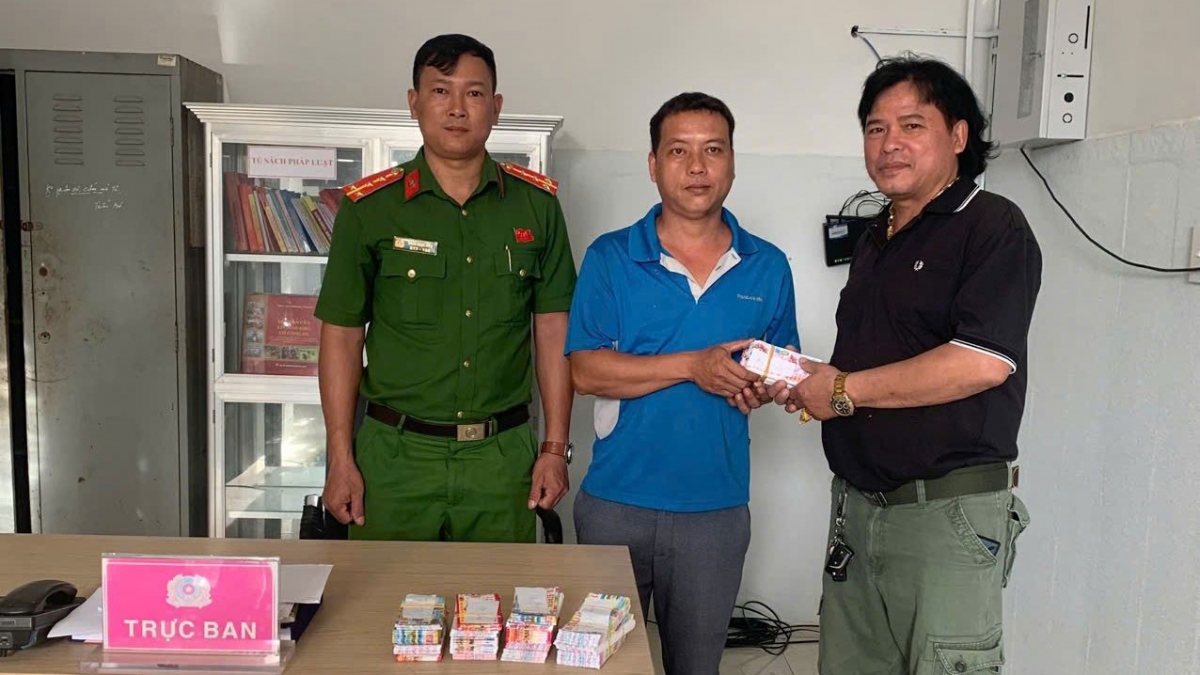 Nhặt được 2.140 tờ vé số, cụ ông 60 tuổi ở Đồng Nai tìm người trả lại