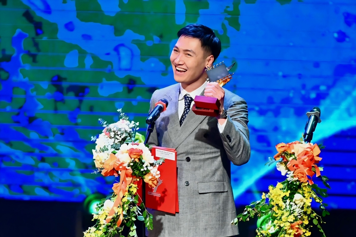 sao viet 17 1 Doan minh tai va ba xa huong tuan trang mat o thuong hai hinh anh 2