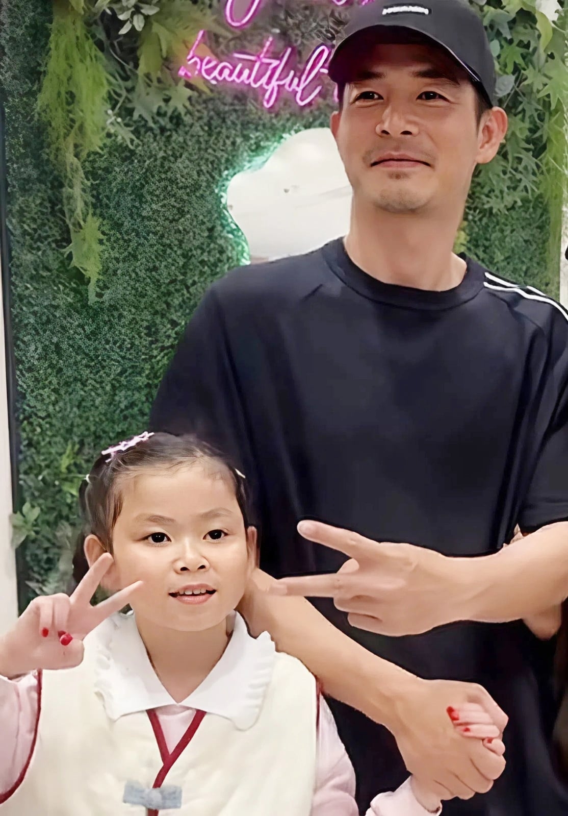 sao viet 6 1 tran bao son sanh doi con gai devon tran du tiec dau nam hinh anh 7