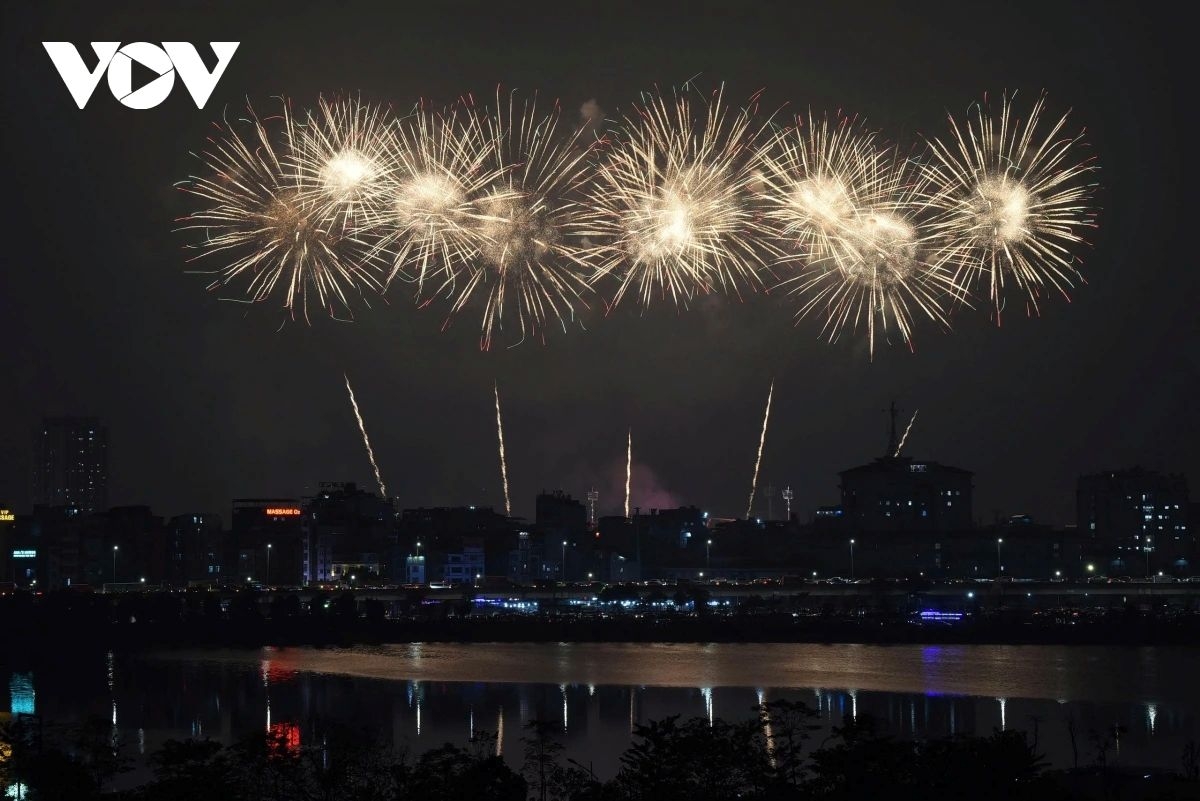 fireworks light up hanoi sky to celebrate national party congress success picture 7
