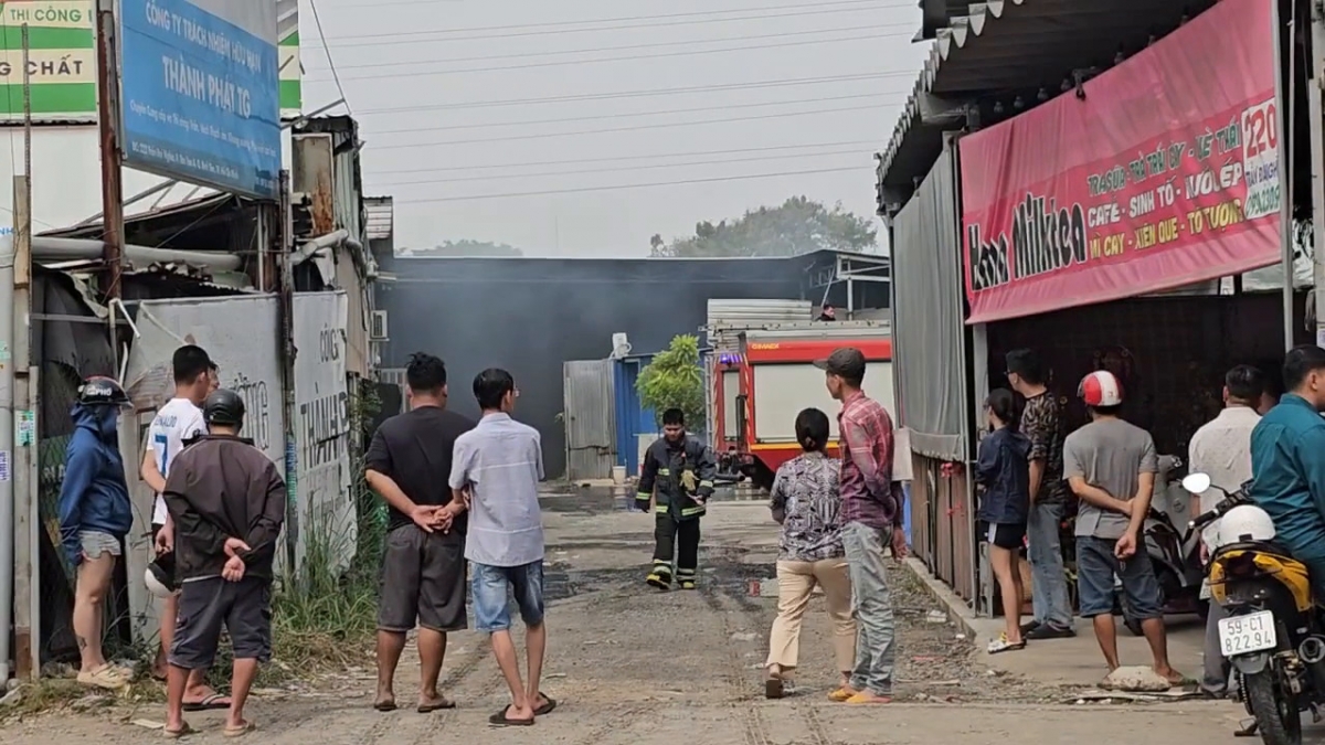 Cháy kho hàng tại TP HCM, nhiều người hoảng loạn tháo chạy