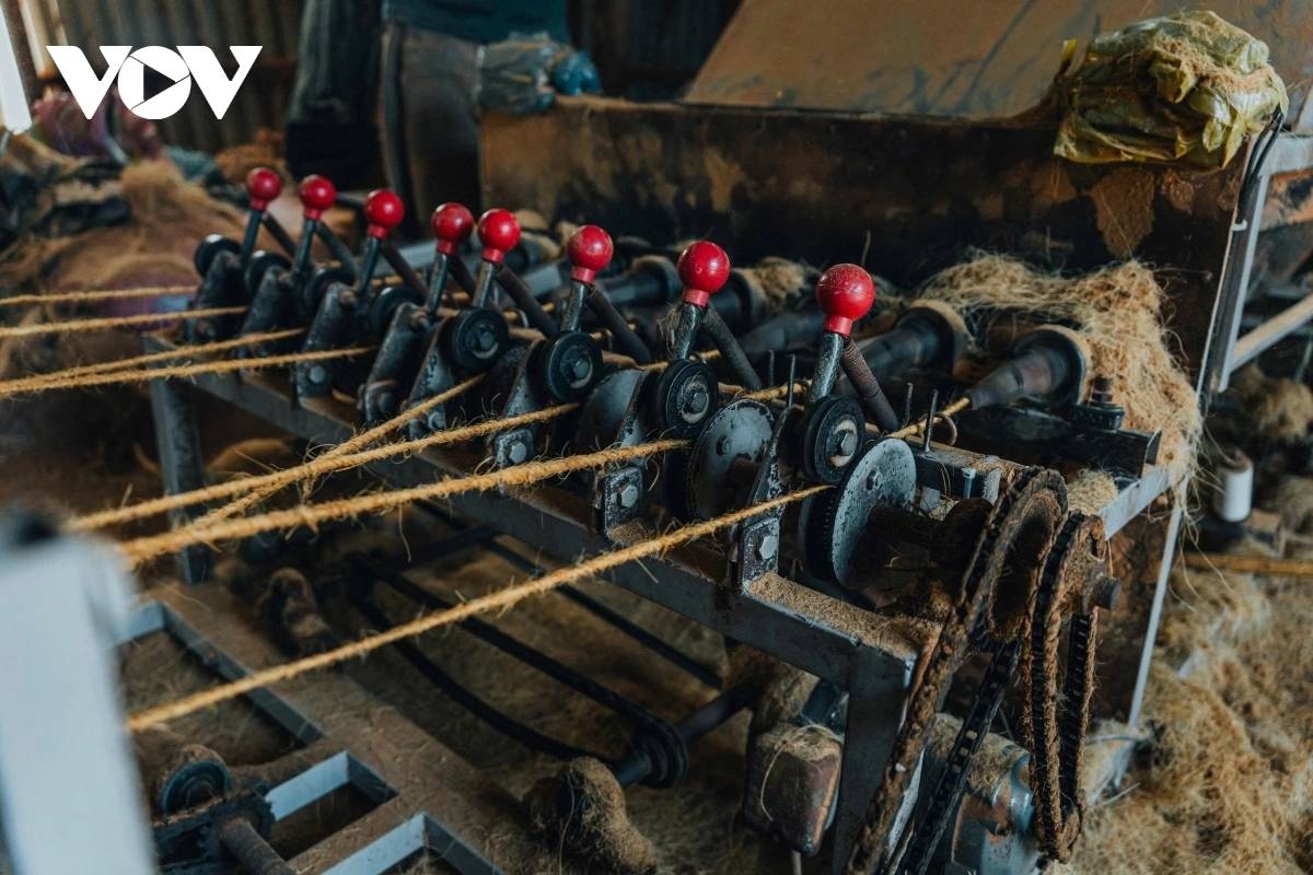 coconut fiber craft thrives along the banks of the thom river picture 8