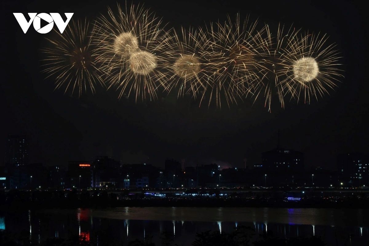 fireworks light up hanoi sky to celebrate national party congress success picture 8