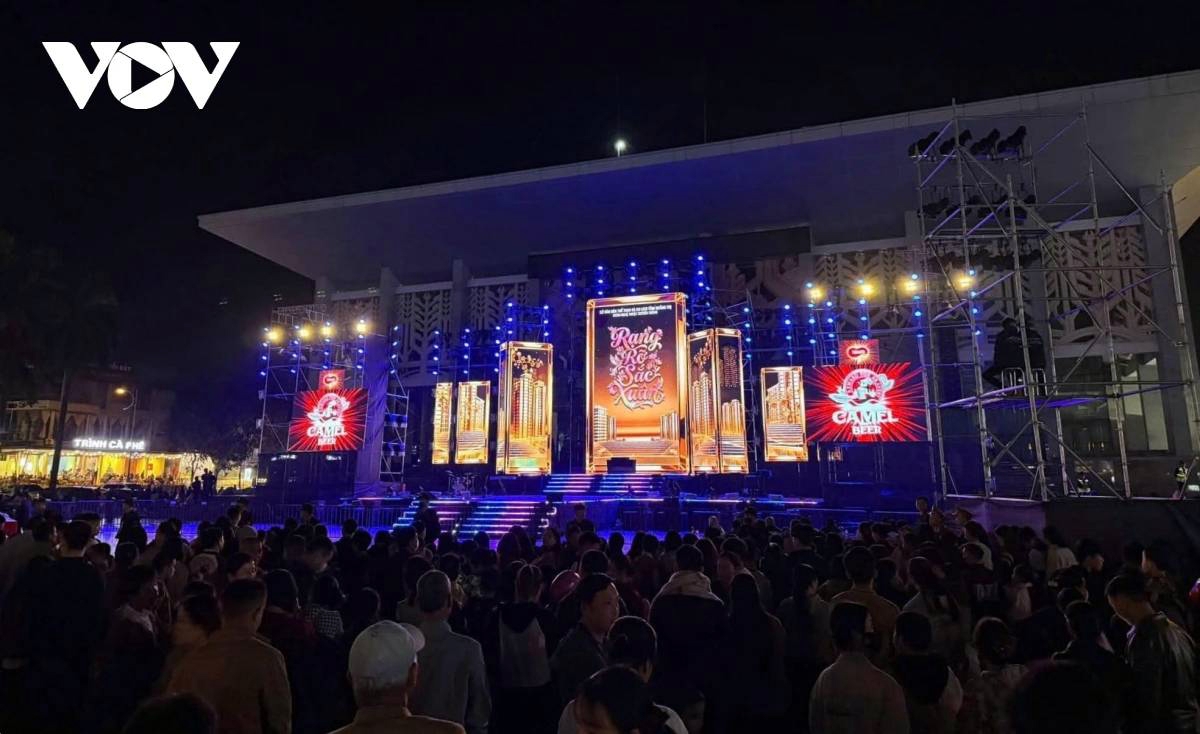 crowds fill vietnamese streets to ring in new year 2026 picture 9