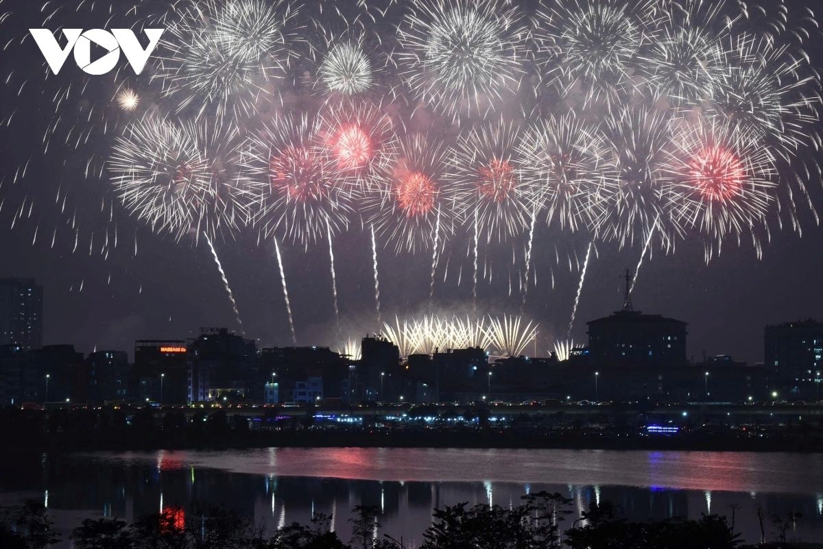 fireworks light up hanoi sky to celebrate national party congress success picture 9