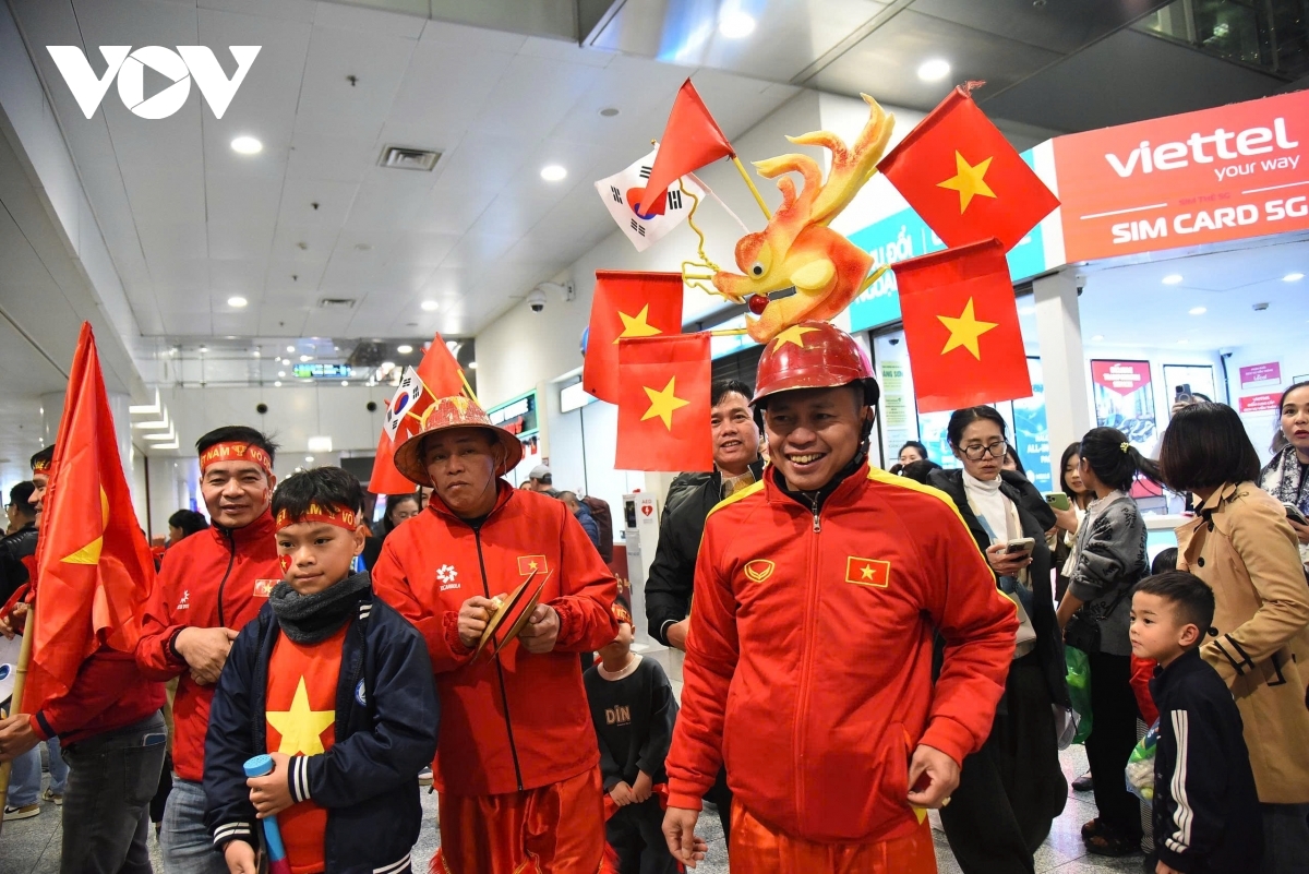 vietnam u23 welcomed home by fans after asian cup campaign picture 9