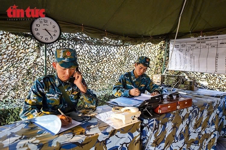 hanoi s air defence forces maintain 24 7 readiness for party congress picture 9