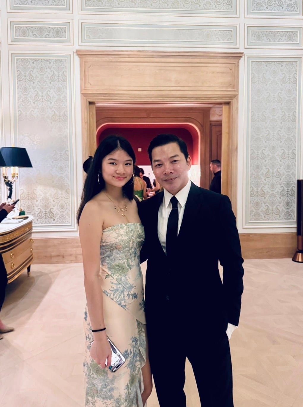 sao viet 6 1 tran bao son sanh doi con gai devon tran du tiec dau nam hinh anh 1