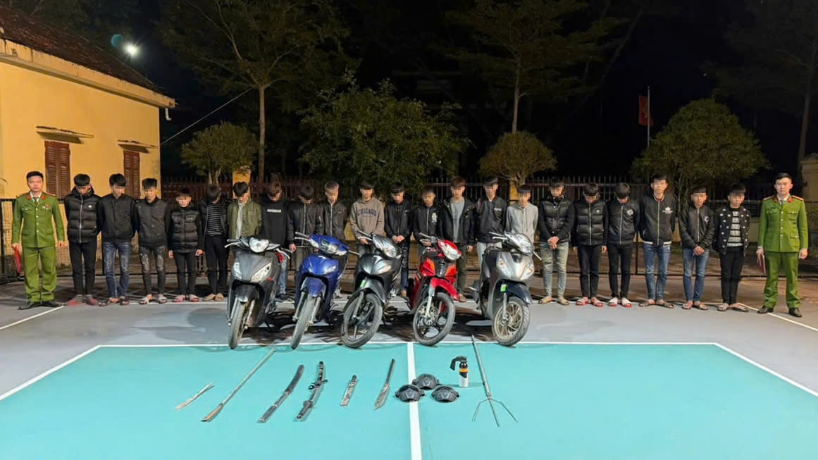 Khởi tố 9 đối tượng mang hung khí đuổi đánh nhau để "thể hiện bản thân"