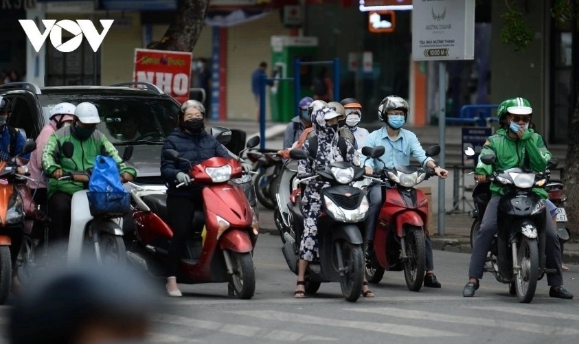 cold front moves south, bringing colder weather to northern vietnam picture 1