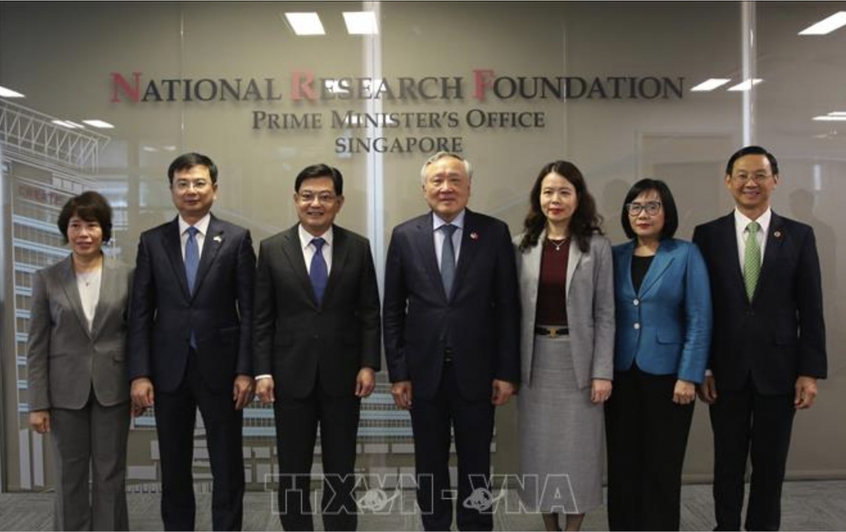 vietnam steps up cooperation with singapore s financial institutions and investors picture 1