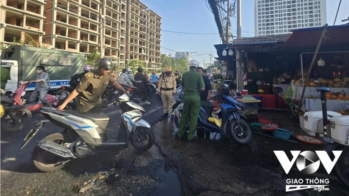 Cấm xe tải vào giờ cao điểm: Đường phố Hà Nội “dễ thở” hơn?