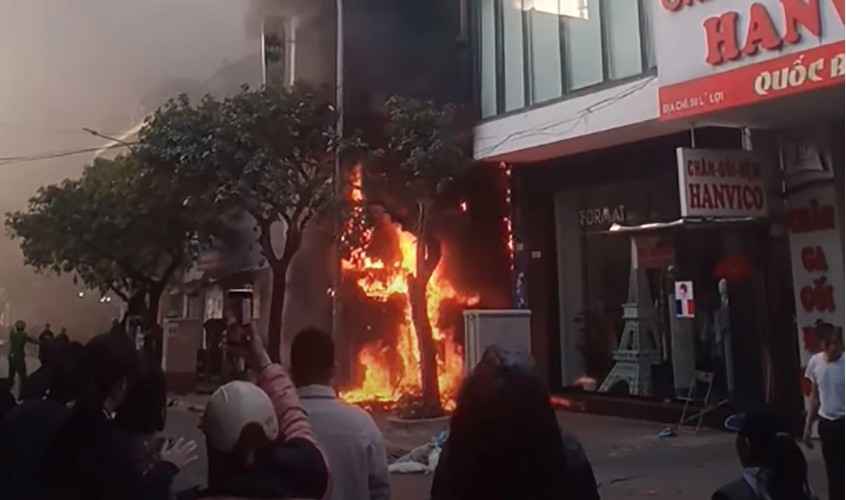 man rescued from seven-storey building fire on le loi street in hanoi picture 1