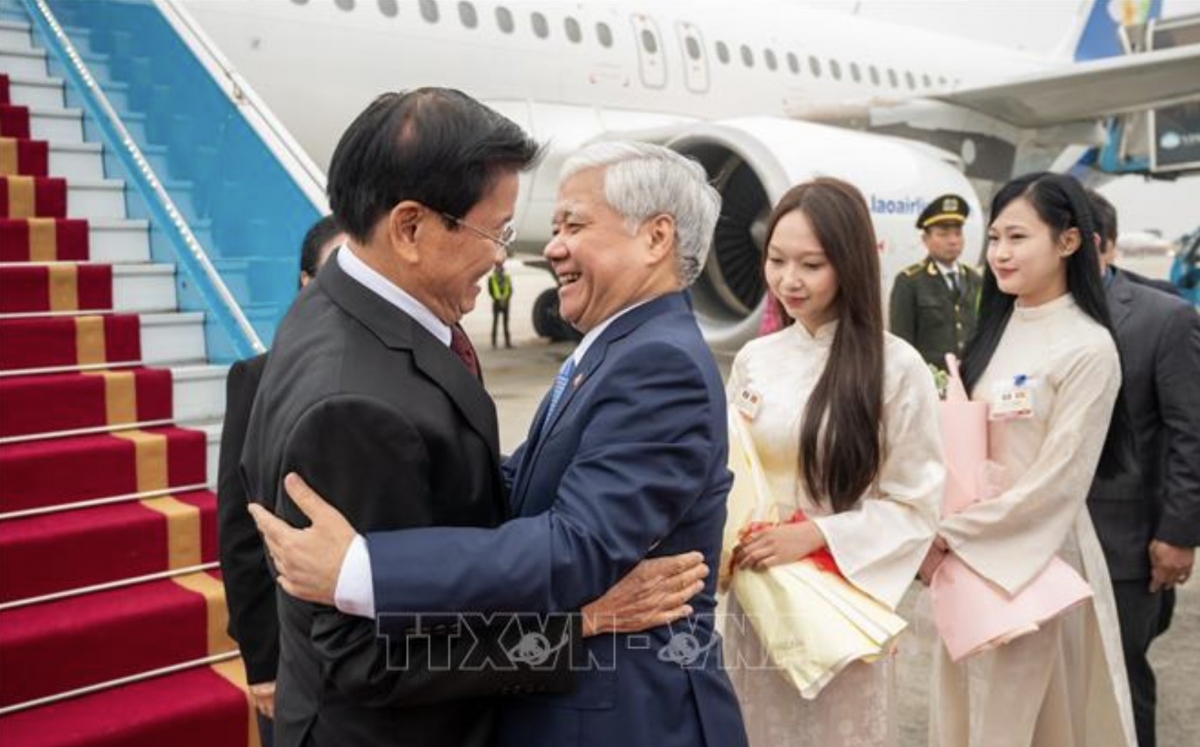 top lao leader and spouse arrive in hanoi for state visit to vietnam picture 1